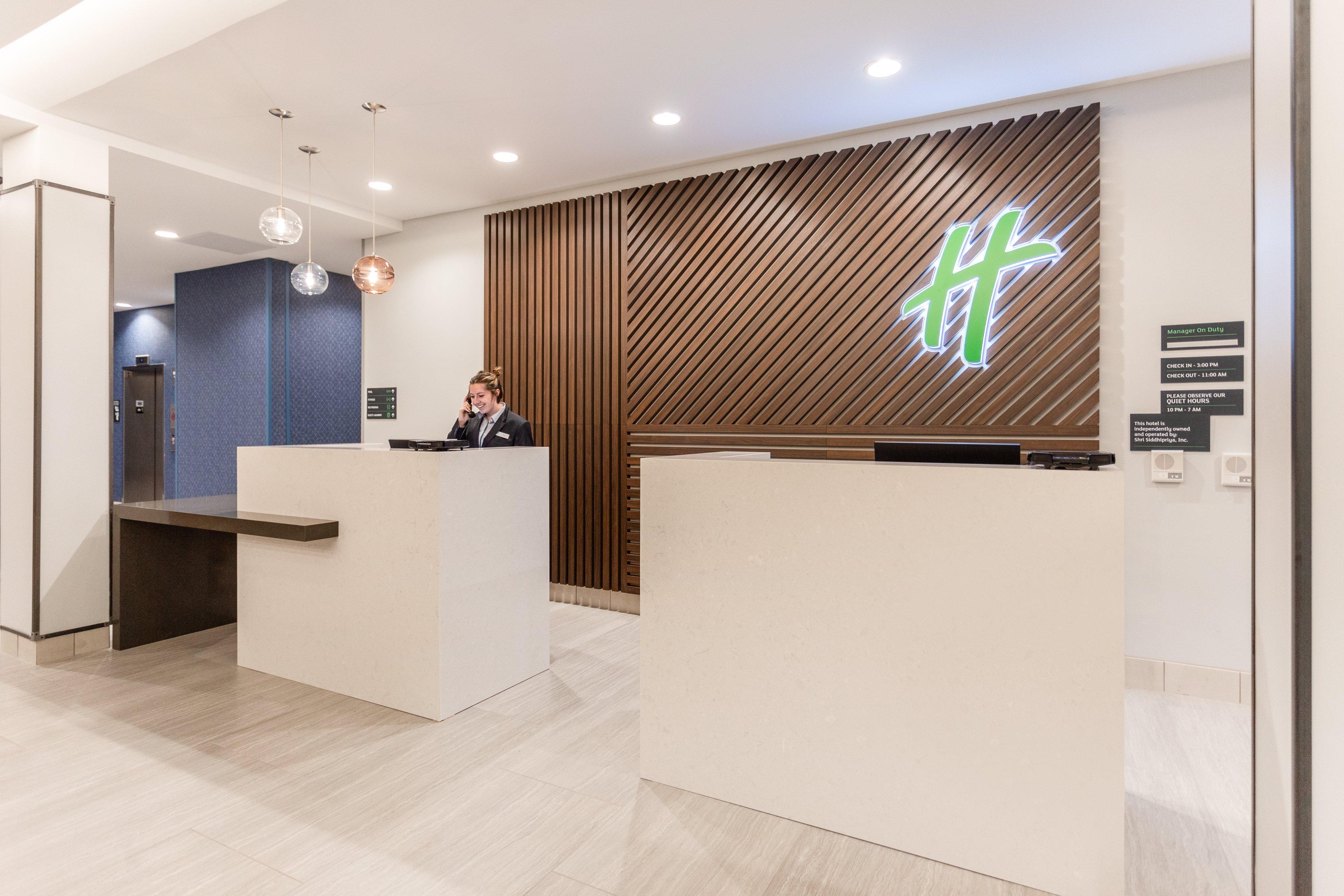 锡达福尔斯假日套房酒店及会议中心 外观 照片